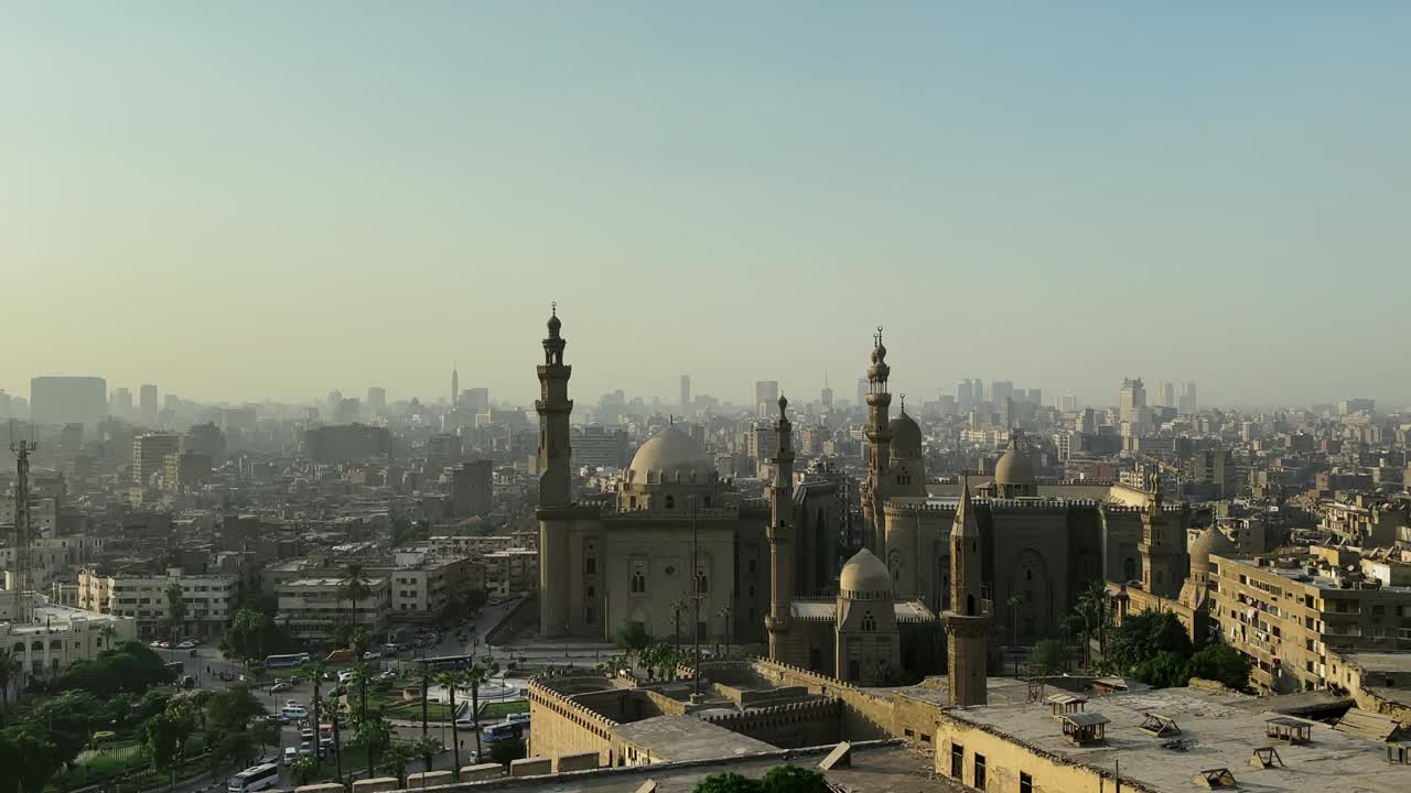 imágenes del horizonte de el cairo, la mezquita-madrassa del sultán hassan y las pirámides al fondo, el cairo, egipto