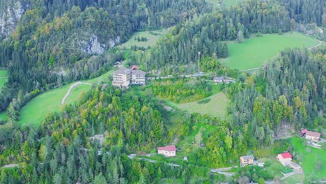 Vista-Aérea-De-Motorradhotel-Berghof-Brunner-En-Eisenkappel-vellach,-Austria