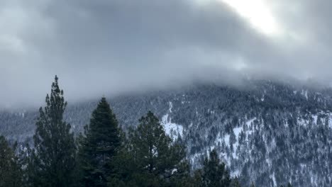 Winterschneewolken-Ziehen-über-Die-Berge-Der-Sierra-Nevada