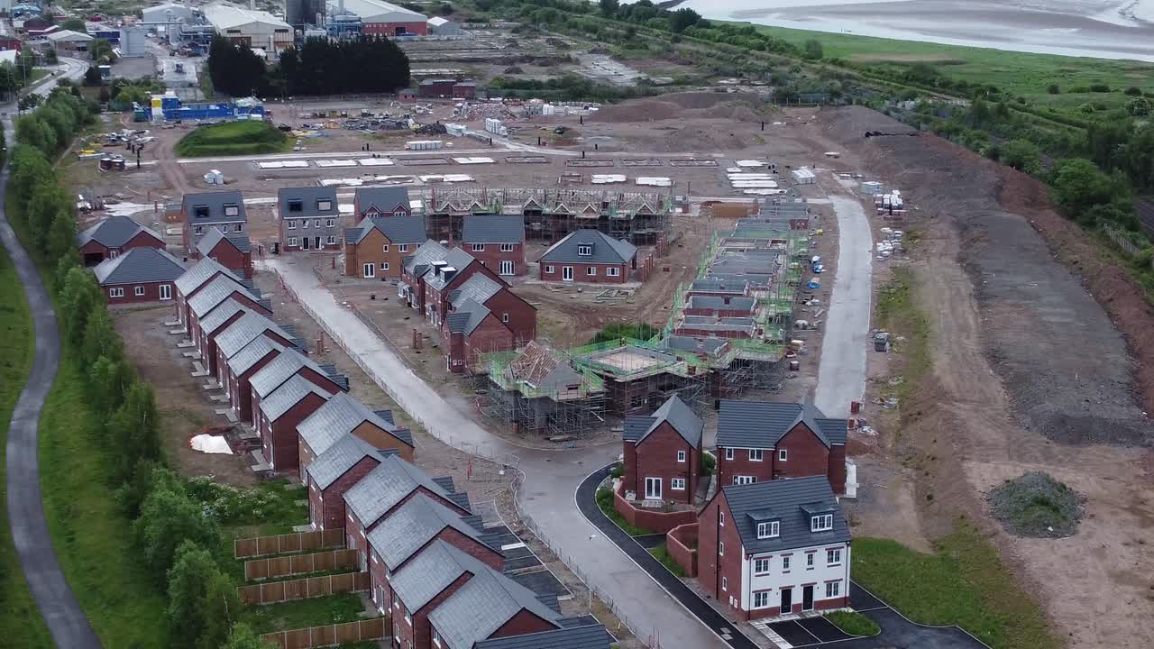 경기 침체로 인해 쇠퇴하는 빈 폐쇄 부동산 개발 건설 현장