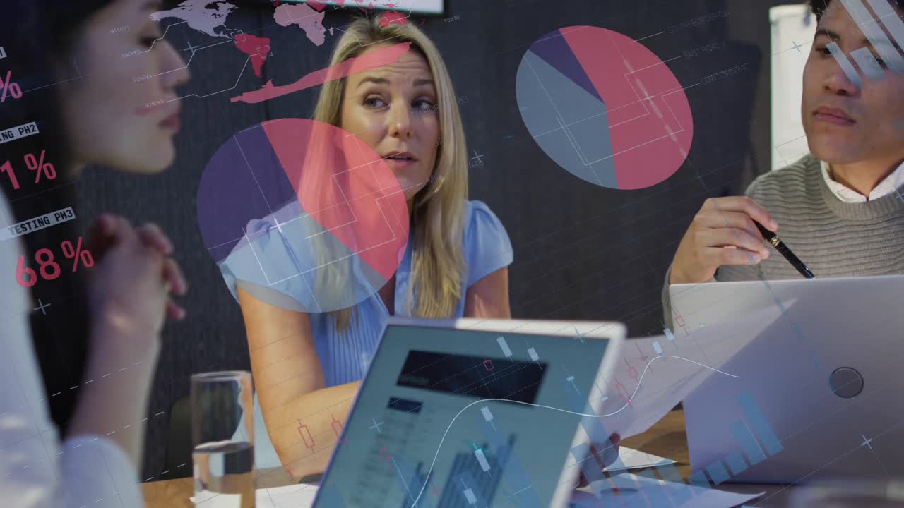 animación del procesamiento de datos financieros sobre diversas personas de negocios que trabajan en la oficina