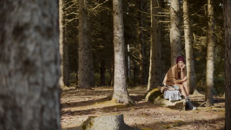 Forscherin-Mit-Der-Hand-Am-Kinn-Im-Wald