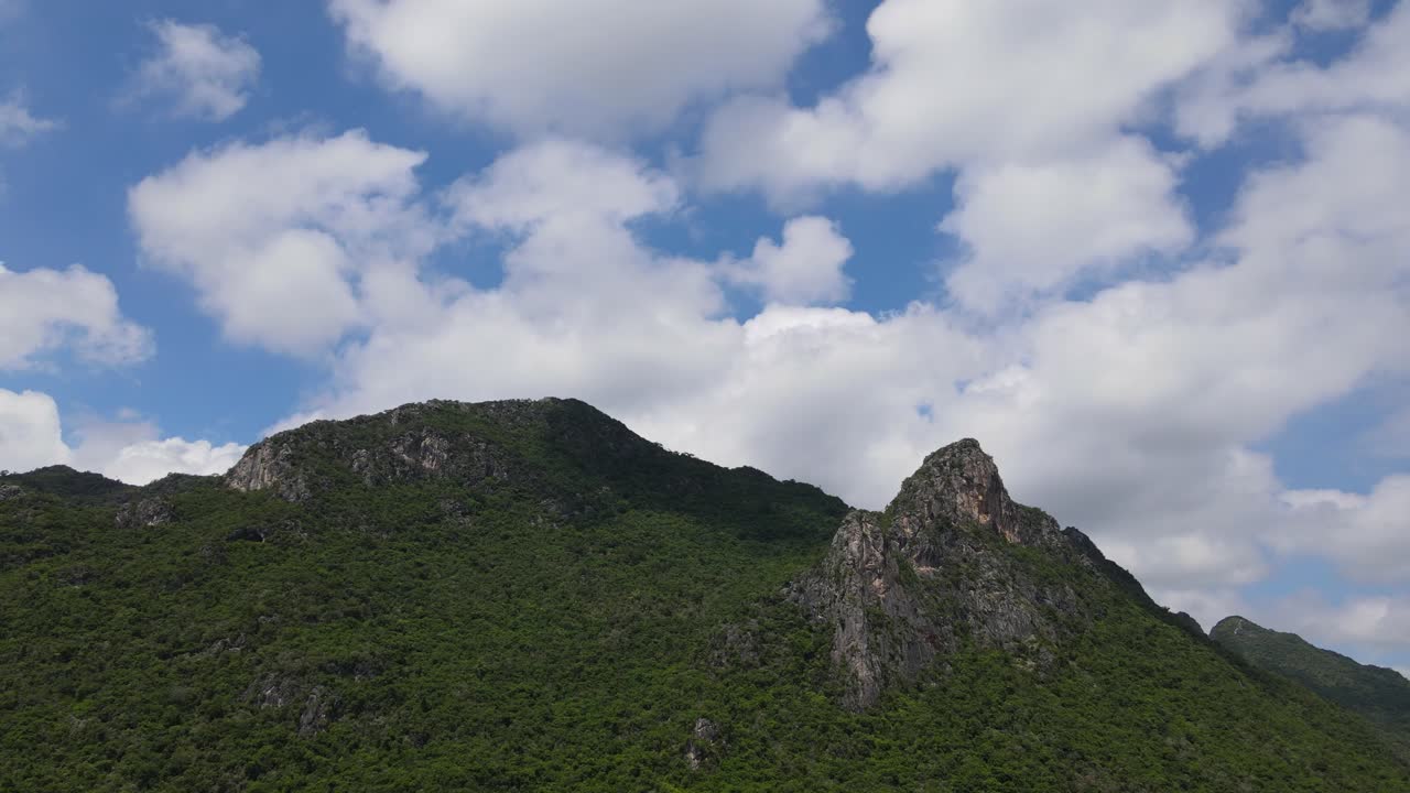 사랑스러운 솜 같은 구름과 바위 탑이 튀어나온 산, 이 항공 영상은 태국 프라추압 키리 칸, 삼 로이 욧 국립 공원에서 왼쪽으로 미끄러지는 동안