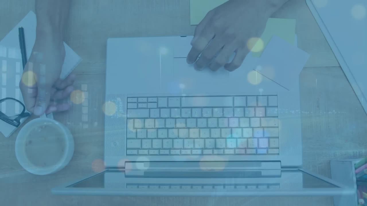 사무실에서 노트북을 사용하여 손 위의 도로의 애니메이션