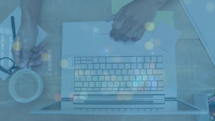 Animação de estrada sobre mãos usando laptop no escritório