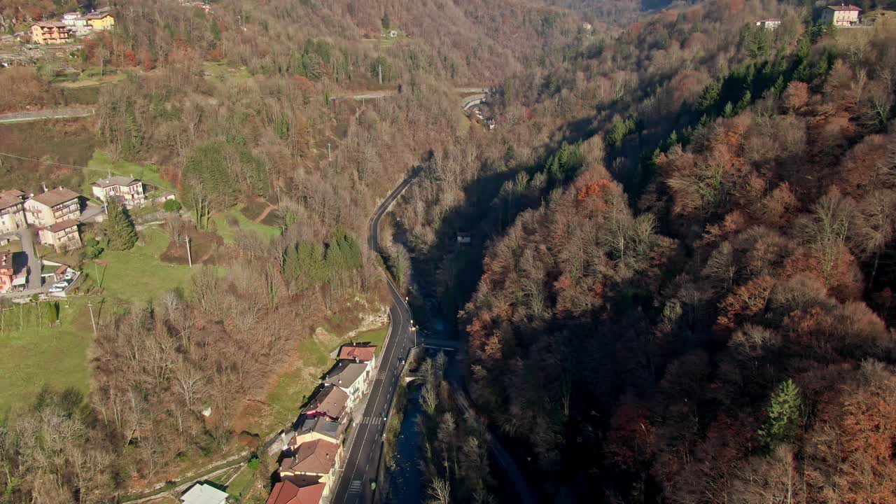 imágenes de drones navegando a través de sinuosas carreteras de montaña en italia
