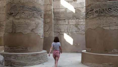 dama explorando el templo de karnak en luxor