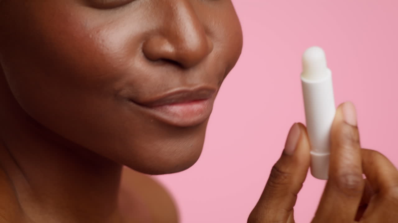 mujer aplicar bálsamo labial