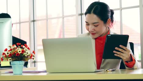 Business-people-working-at-table-in-modern-office