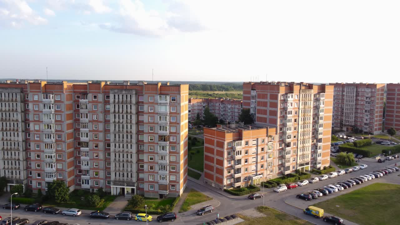 Восходящая аэросъемка жилого района Могилёвас в Клайпеде, Литва.