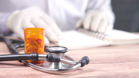 médico que examina el historial médico del paciente
