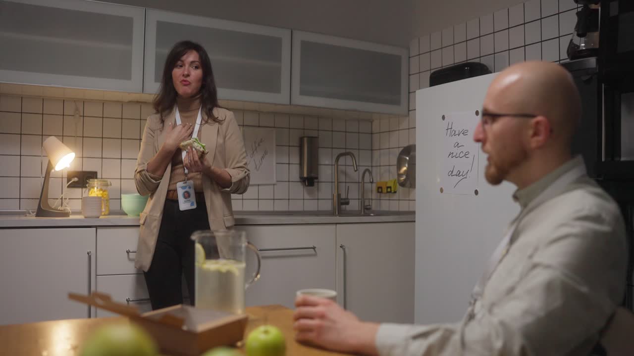 Samtal i kontorsköket under lunchrasten
