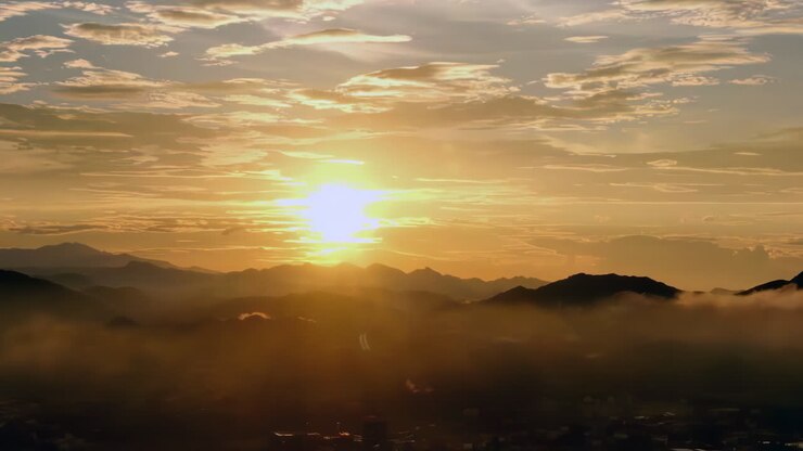 Espectacular atardecer en el aeropuerto con cirrocúmulos y un hermoso cielo con nubes ardientes, una apariencia impactante que asemeja fuego, proporcionando un telón de fondo ideal para una imagen con espacio para texto.