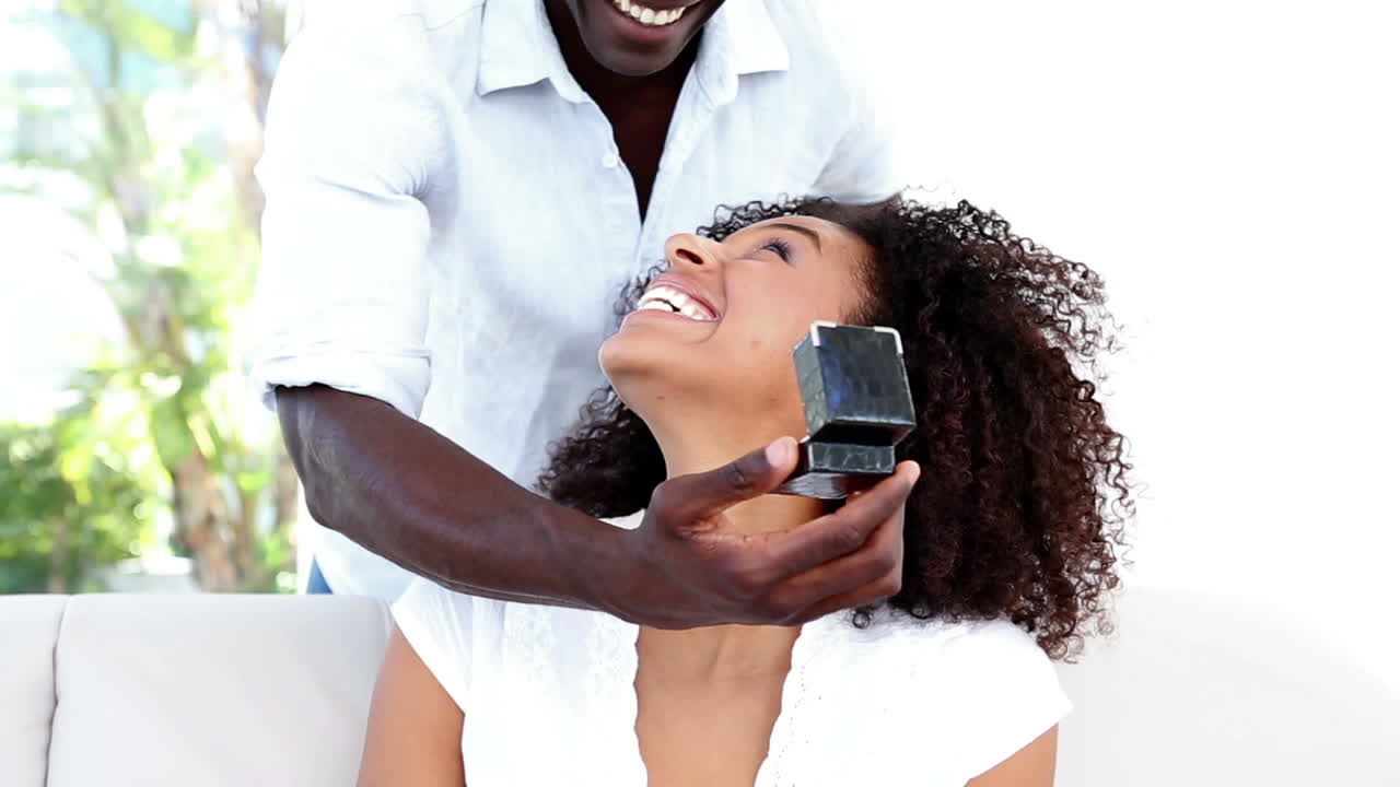 un hombre sorprende a su novia con una propuesta.