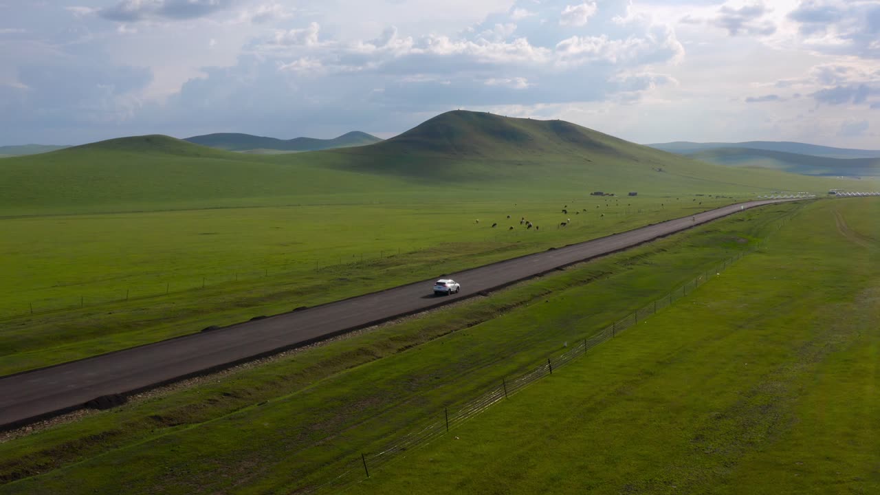 몽골 의 고원 과 초원 들 의 이 ⁇ 한 도로 를 운전 하는 suv 자동차