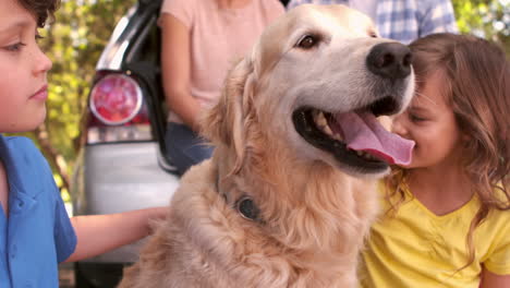 Familia-Con-Perro-En-El-Parque