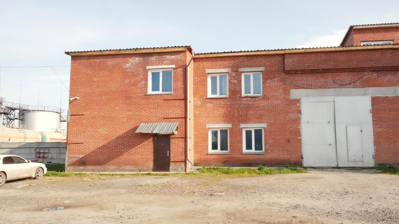 exterior de un edificio industrial de ladrillo rojo