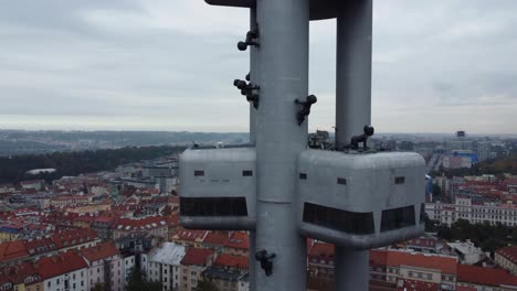 prager zizkov-turm drohne nahaufnahme aufsteigender blick auf aussichtspunkt oder observatorium, hotel und restaurant, beliebtes wahrzeichen in der hauptstadt der tschechischen republik