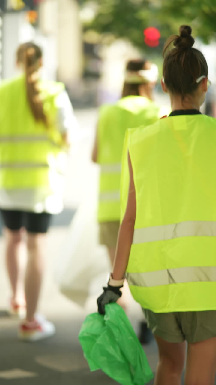 노란색 안전 조끼를 입은 사람들이 거리에서 고 있습니다.