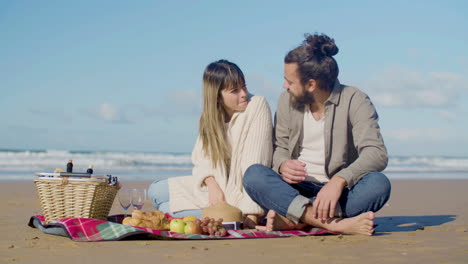 Romántica-Pareja-Caucásica-Disfrutando-De-Un-Picnic-A-La-Orilla-Del-Mar