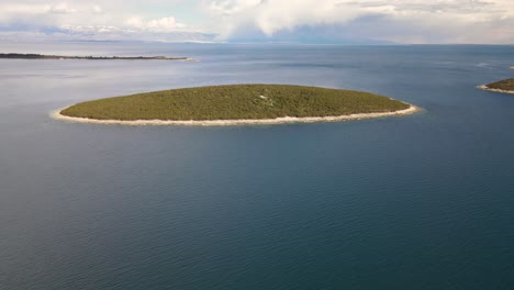 Otocic-Kozjak,-Un-Islote-En-El-Mar-Adriático,-Croacia