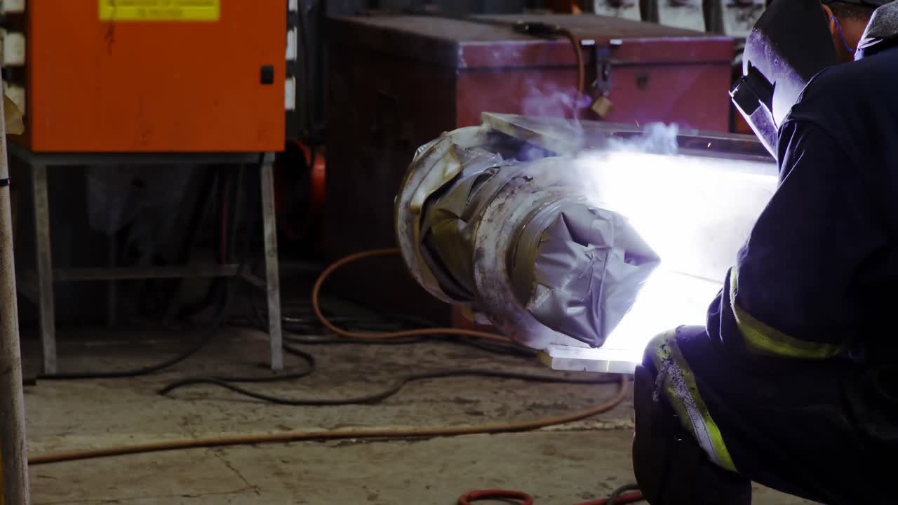 ingeniero masculino usando una antorcha de soldadura 4k