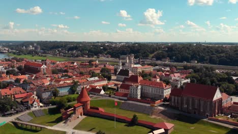 El-Dron-Aéreo-Del-Casco-Antiguo-De-La-Ciudad-De-Kaunas-Disparó-Mientras-El-Dron-Volaba-Hacia-Atrás-Y-Revelaba-Un-Hermoso-Panorama-Del-Casco-Antiguo-De-Kaunas,-El-Castillo-De-Kaunas-Y-Las-Iglesias