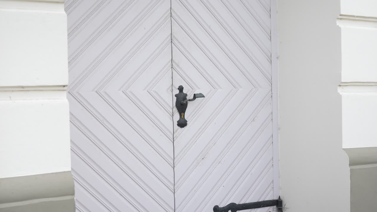 젤가바 궁전 건축 세부 사항 - 건물 외부의 오래된 닫힌 흰색 문 - 아래로 기울이기