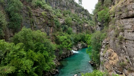hermoso cañón del río turquesa