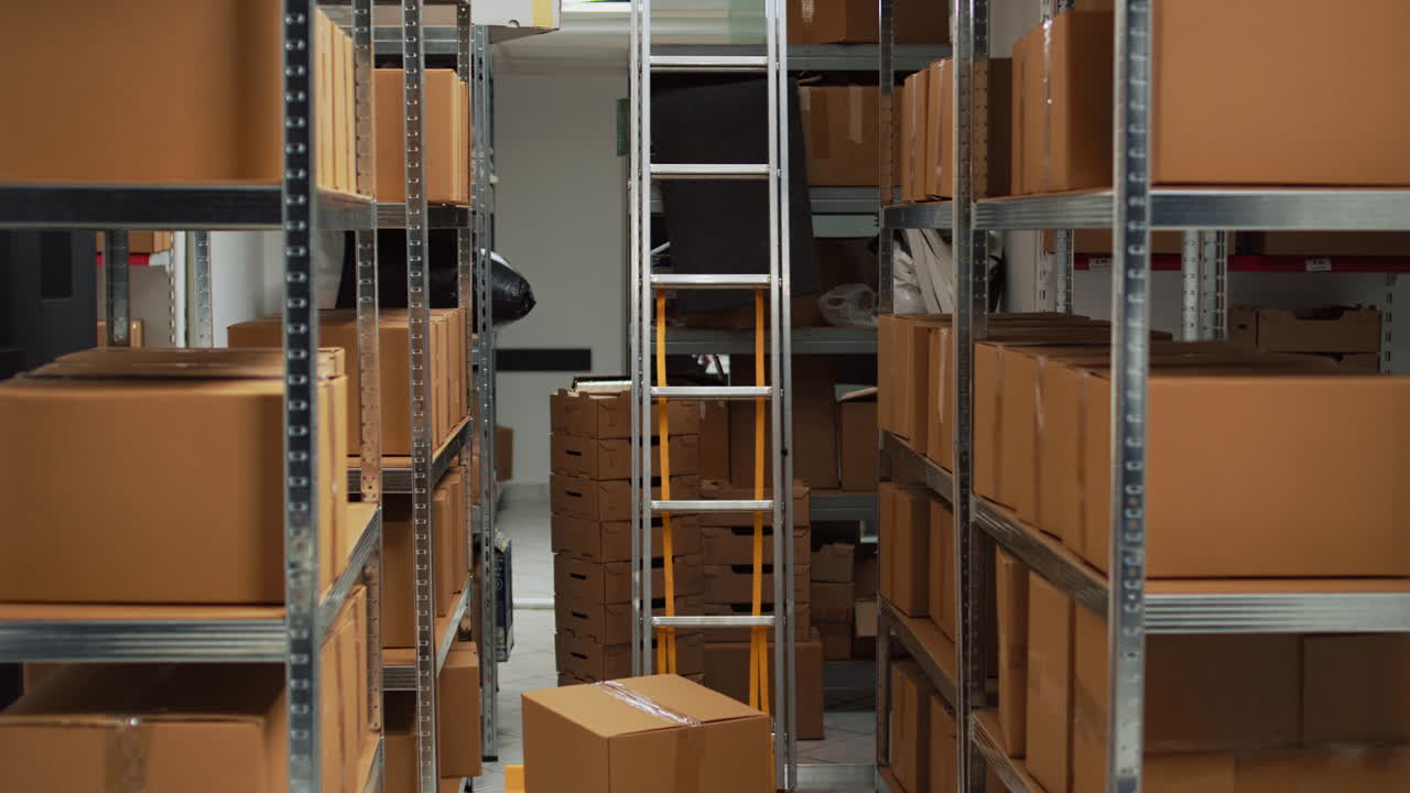 almacén con estanterías y cajas