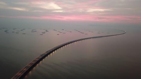 Hora-Del-Crepúsculo-En-El-Segundo-Puente-De-Penang.-Menos-Coche-Por-El-Coronavirus-Covid-19.