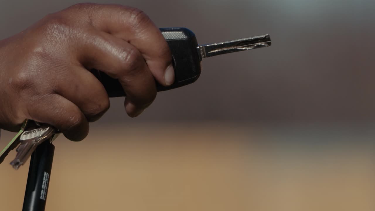 우울한 사람의 손으로 버튼을 누르고 열쇠를 뒤집는 것