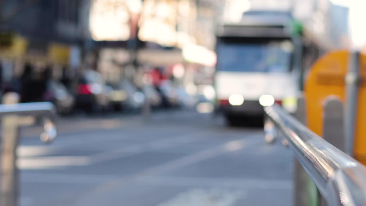 사람들이 거리를 건너면서 트램이 접근합니다.