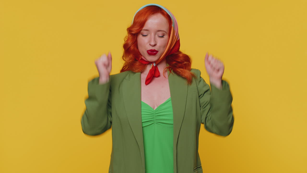 재 ⁇ 을 입은 세련된 여성이 소리 지르고, 성공을 축하하고, 승리하고, 생일, 복권 목표 달성자