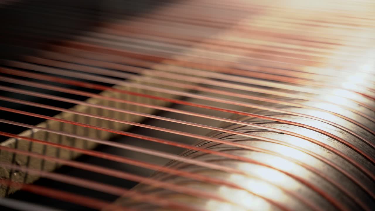 líneas que giran sobre un rodillo de cinta transportadora, máquina industrial que opera en planta