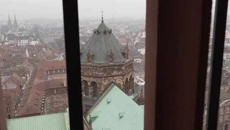 Der-Ausblick,-Der-Sich-Beim-Aufstieg-Auf-Die-Plattform-Der-Straßburger-Kathedrale-Bietet,-Belohnt-Abenteuerlustige-Mit-Einem-Panoramablick-Auf-Straßburg-Und-Die-Umliegende-Region-Elsass