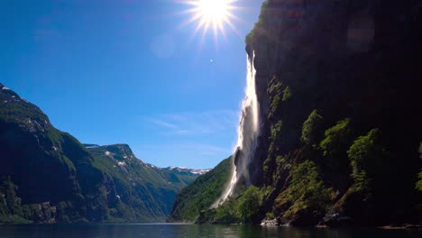 Fiordo-De-Geiranger,-Cascada-Siete-Hermanas.-Hermosa-Naturaleza-Paisaje-Natural-De-Noruega.