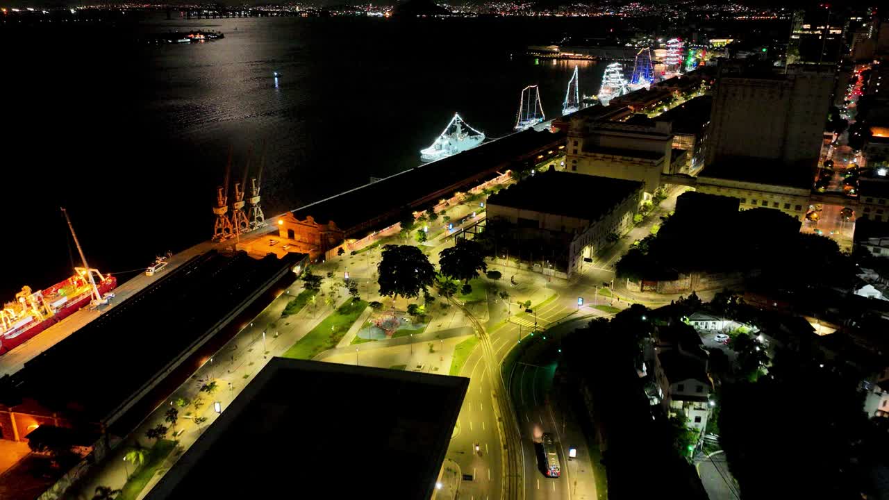 브라질 리오데자네이루 에 있는 조명 된 페리스  의 야간 파노라마 풍경