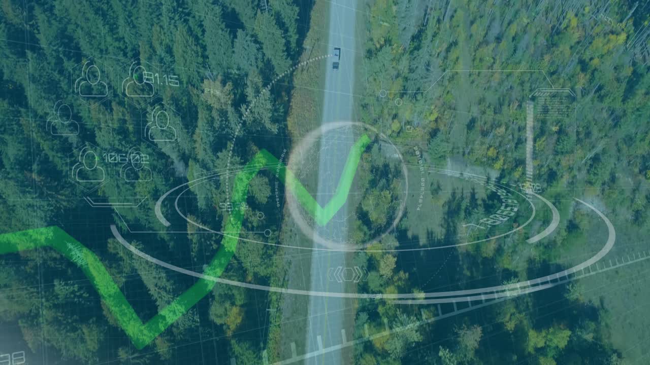 Veicolo scuro che percorre una strada forestale, mostrando una sovrapposizione di interfaccia con un segno di spunta verde e nodi di dati.