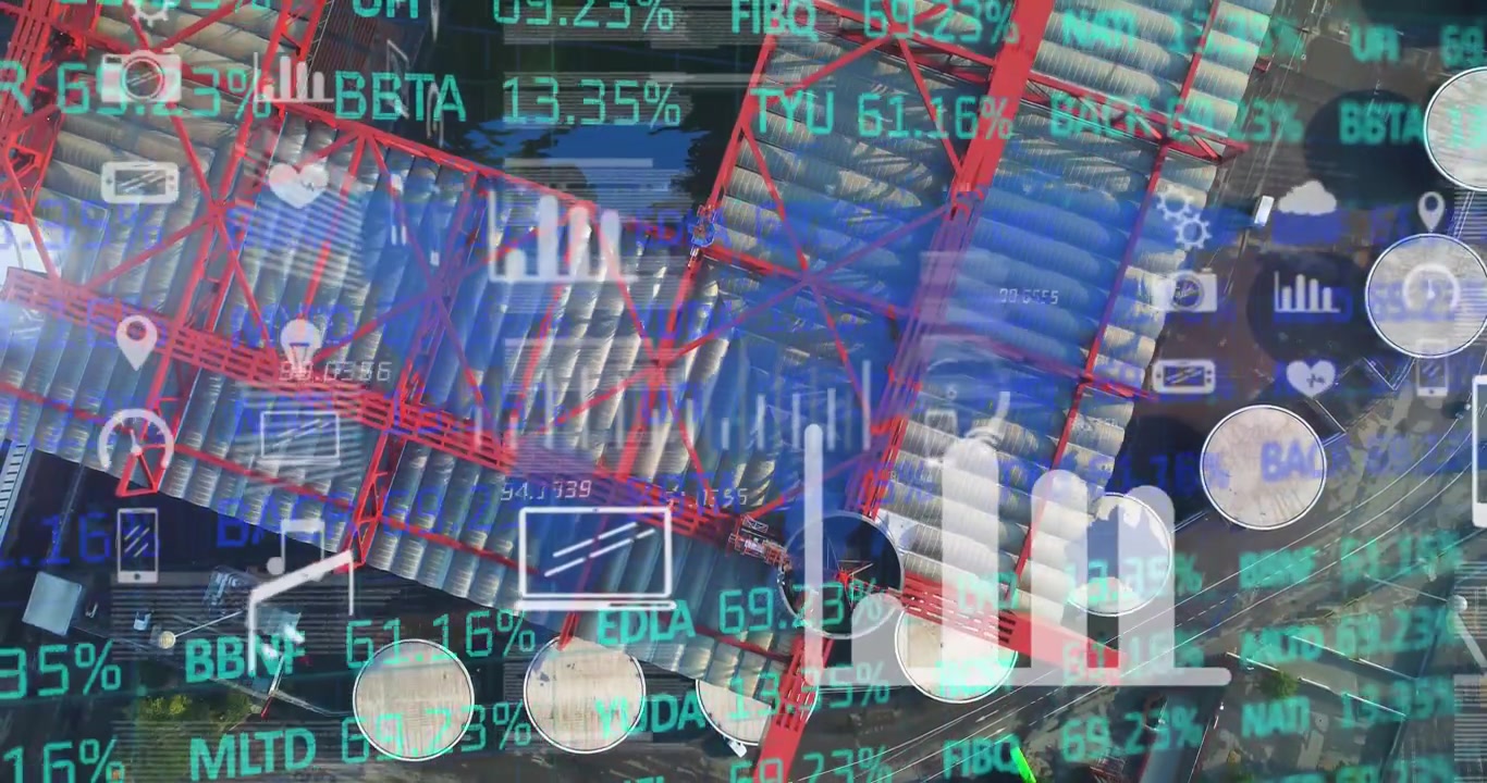 Animation der Börsendatenverarbeitung und digitaler Symbole vor der Luftaufnahme einer Fabrik