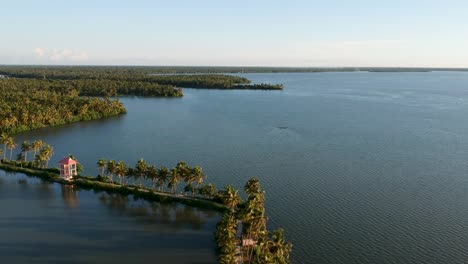 Lago-Vembanad,-Vista-Aérea-Del-Cielo,-Puesta-De-Sol,-Hermosa-Puesta-De-Sol,-Toma-Aérea,-Olas,-Cocoteros