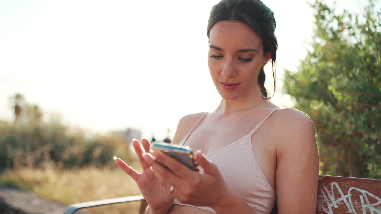 밖에서 드폰을 사용하는 여성