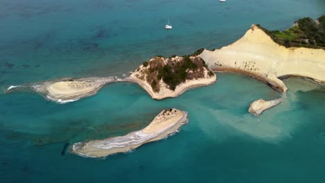 Vista-Orbital-Del-Cabo-De-Drastis-Y-Un-Catamarán,-Corfú,-Grecia