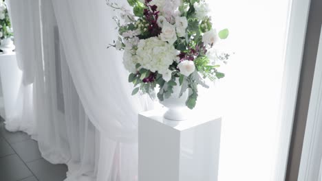 hermoso y limpio arreglo de decoración de boda en blanco establecido en el próximo restaurante en stittsville, ontario