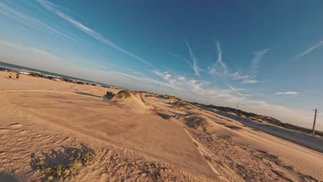 Fpv-Drone-Aéreo-Sobrevuelo-De-Dunas-De-Arena-En-La-Playa-De-Texas-De-La-Isla-De-Los-Padres-Del-Sur-Al-Atardecer