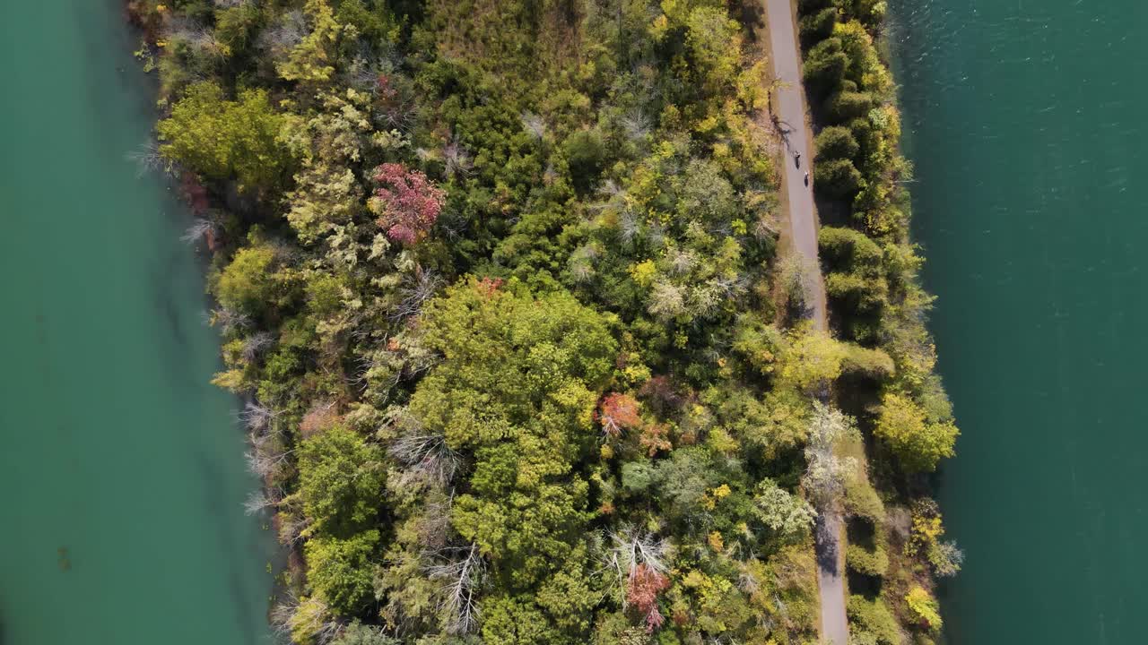 강을 따라 자전거를 타는 자전거 타는 사람들의 조감도