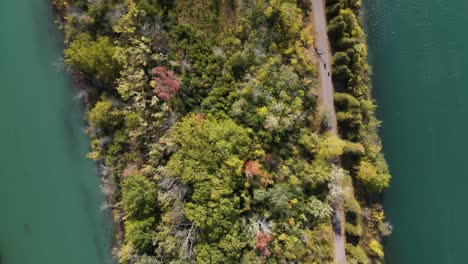 vista aérea de ciclistas en bicicleta a lo largo del río