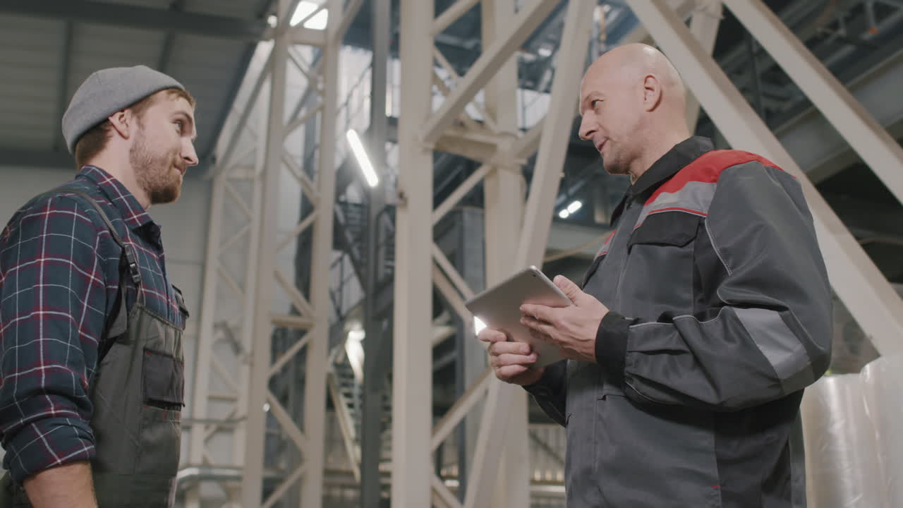 trabajadores de la fábrica apretando la mano