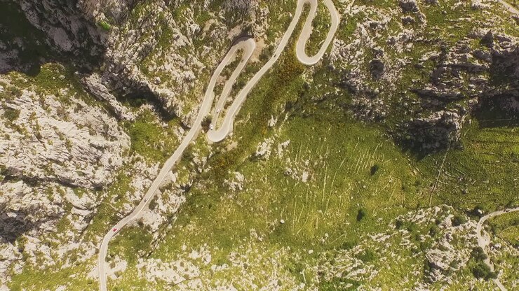 Vista aerea dall'alto di una strada di montagna tortuosa con auto a Maiorca