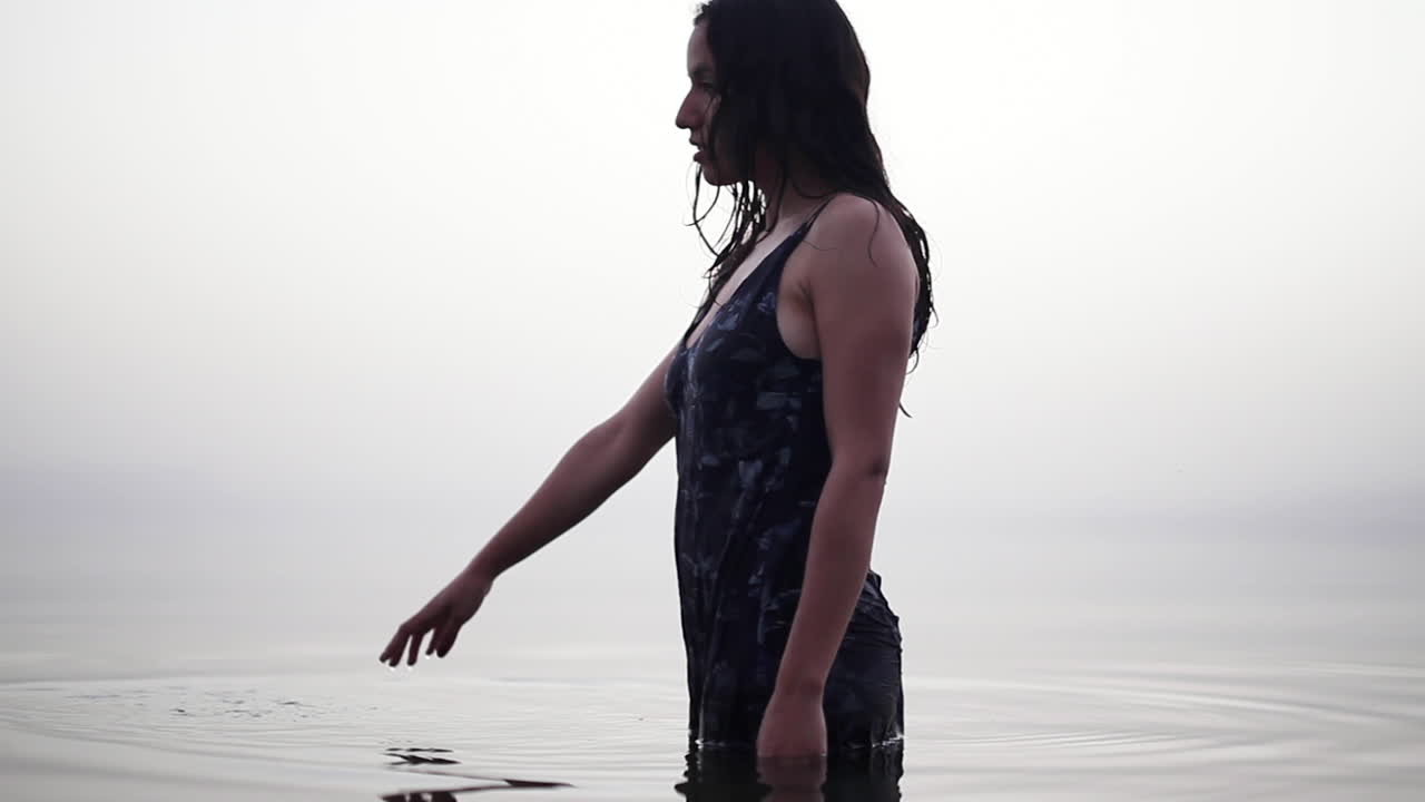 juego contento de agua en el mar de galilea israel